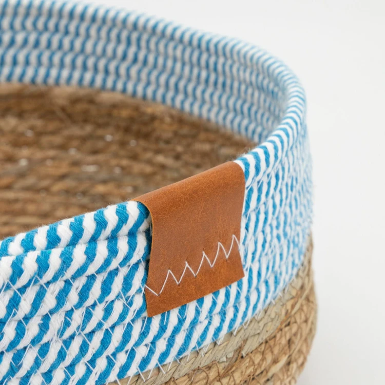 Legowisko plecione dla zwierząt Carinio TAIL White+blue/sand - L