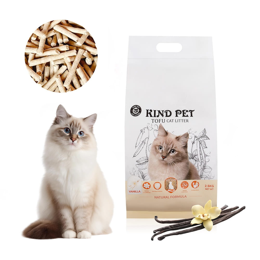 Kot przy worku żwirku tofu Kind Pet Vanilla 2,5 kg