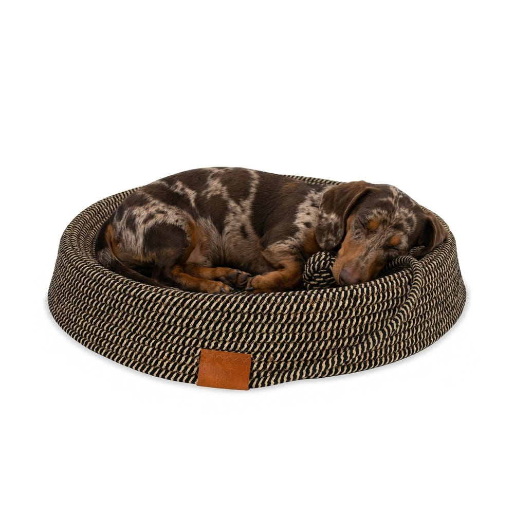 Pies odpoczywający w plecionym legowisku Carinio NESTI TAIL Black&brown