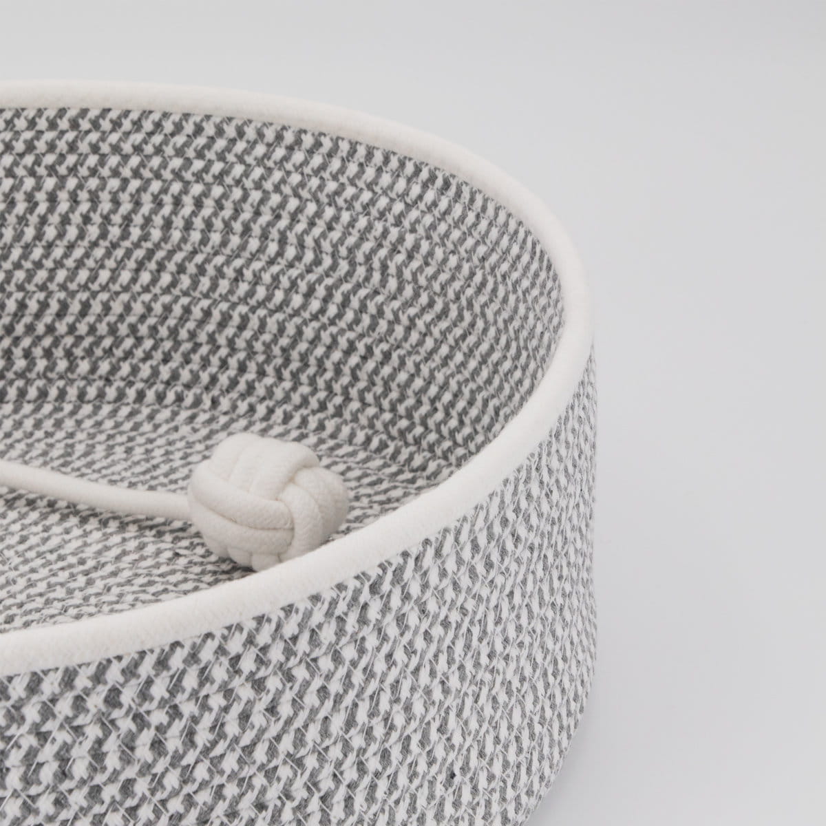 Ręcznie pleciony sznurek bawełniany zakończony kulką – legowisko BASKET BALL Gray/white