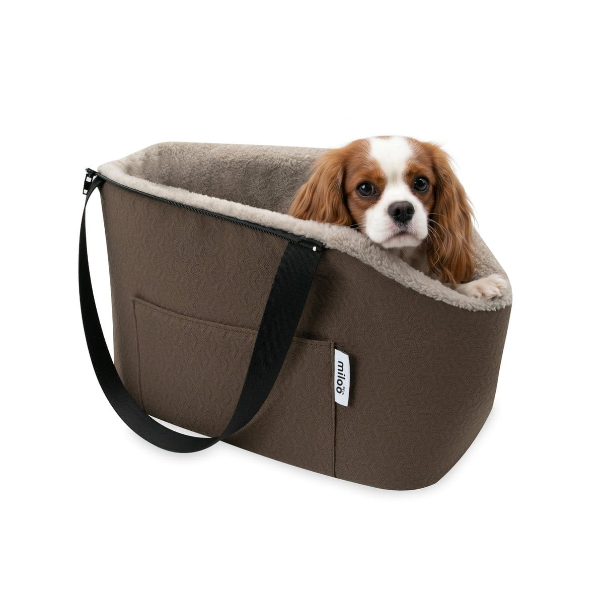 Mały pies w torbie transportowej MilooPets TRAVELLY Brown noszonej na pasku