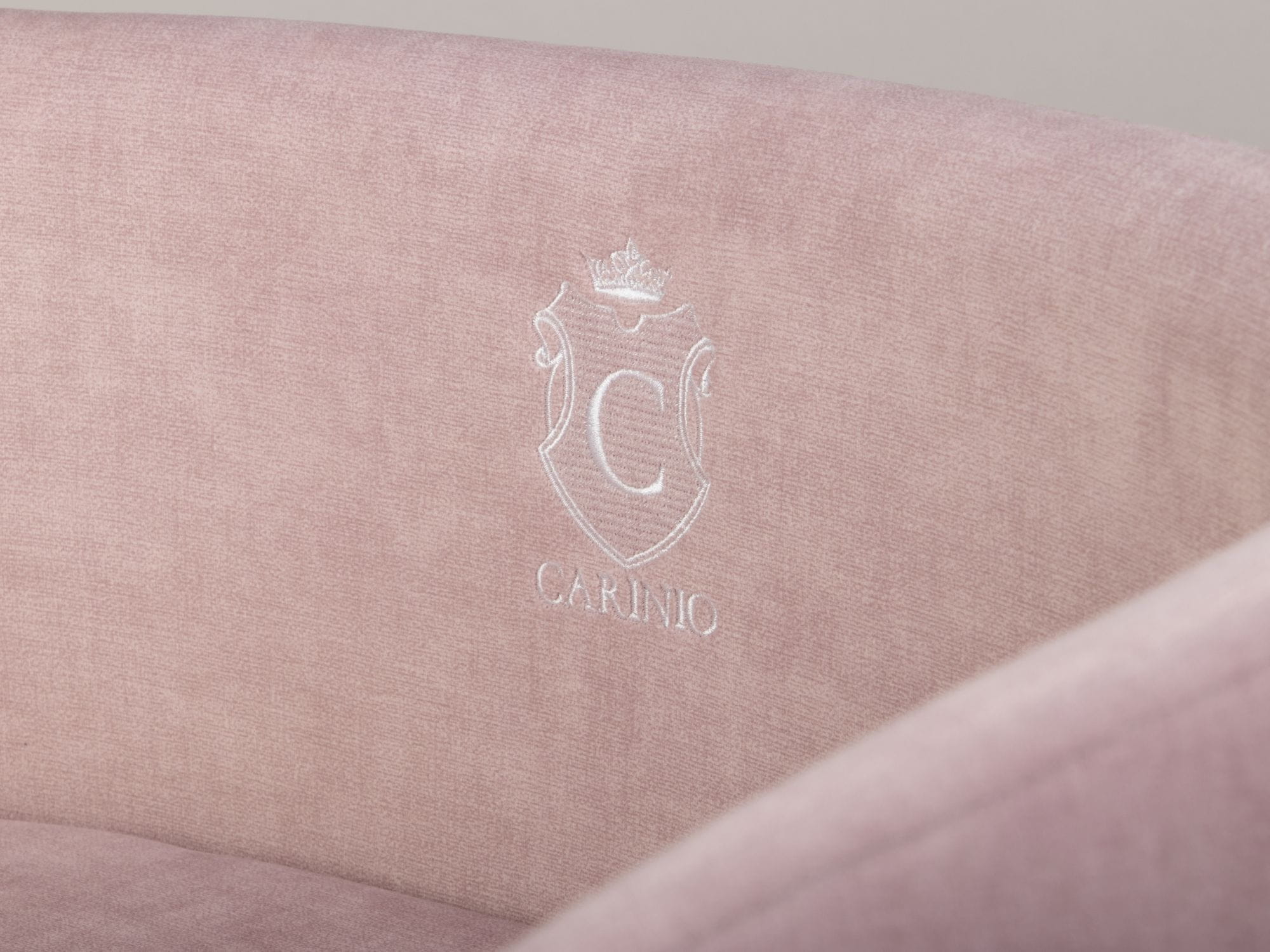 Haft z logo CARINIO na oparciu legowiska OVAL Blush