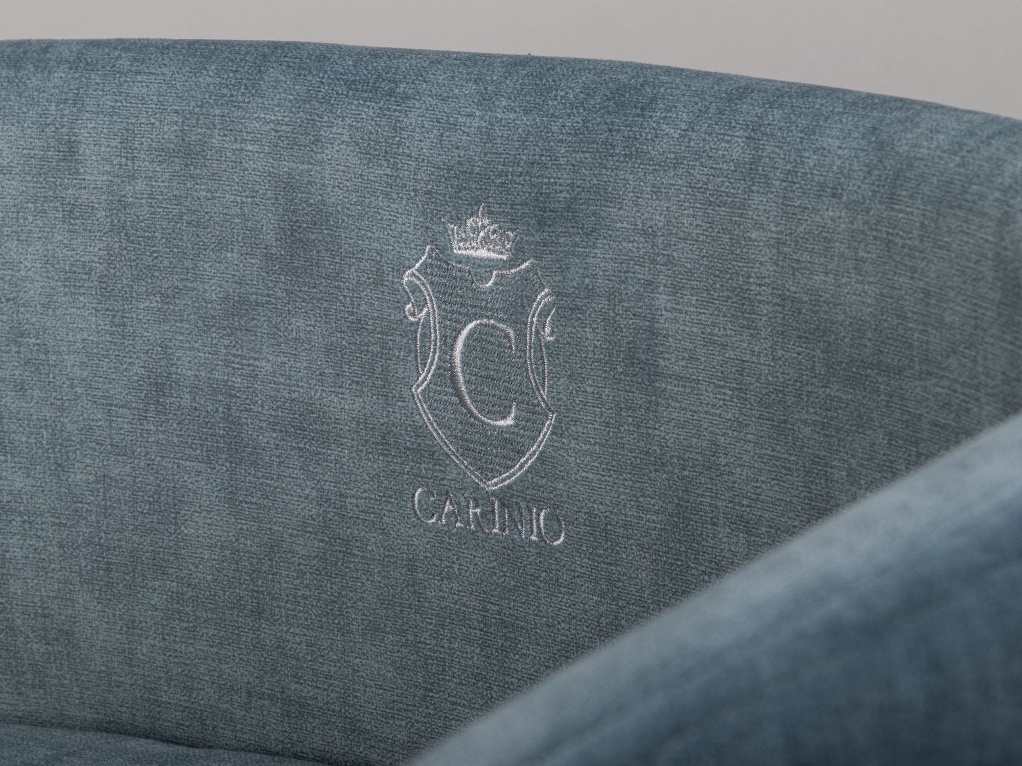 Haft z logo CARINIO na oparciu legowiska OVAL Ocean